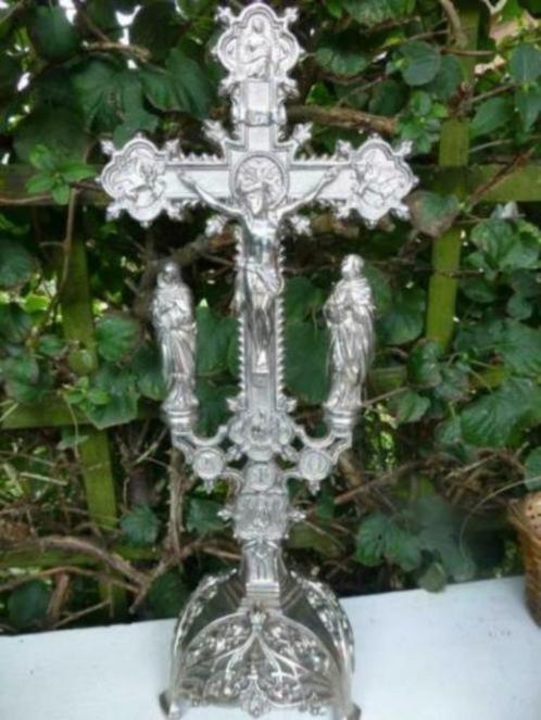 zeer oud metalen (verzilverd) kruisbeeld onder stolp, Antiek en Kunst, Antiek | Religieuze voorwerpen, Ophalen