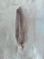 Korte ketting met meerdere rijen in licht/donkergrijze stof, Handtassen en Accessoires, Kettingen, Overige materialen, Ophalen of Verzenden