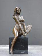statue d une femme nue assise sur socle en bronze signé ., Bronze, Enlèvement ou Envoi