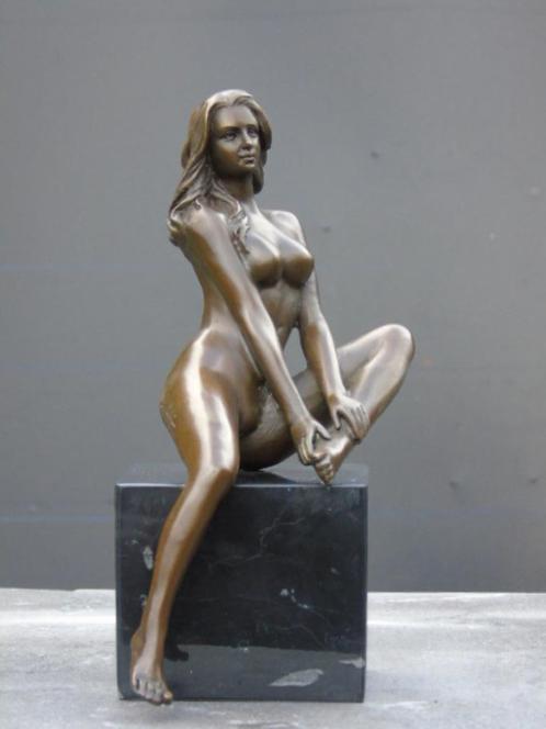 statue d une femme nue assise sur socle en bronze signé ., Antiquités & Art, Antiquités | Bronze & Cuivre, Bronze, Enlèvement ou Envoi