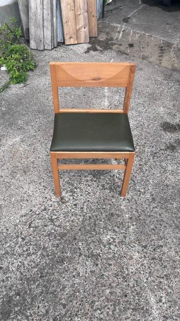 Set van 10 Kerkstoelen met Groene Zitting beschikbaar voor biedingen