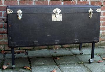 Koffer of kastje gemaakt van oldtimer autokoffer. beschikbaar voor biedingen