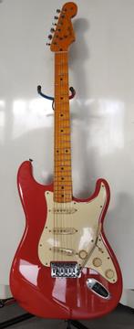 Echange Superbe Guitare Fender stratocaster Fiesta Red, Solid body, Zo goed als nieuw, Fender, Ophalen