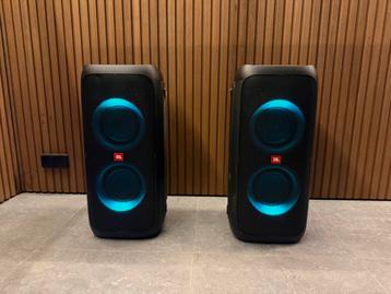 JBL PartyBox 310 – verhuur met microfoons en statieven beschikbaar voor biedingen