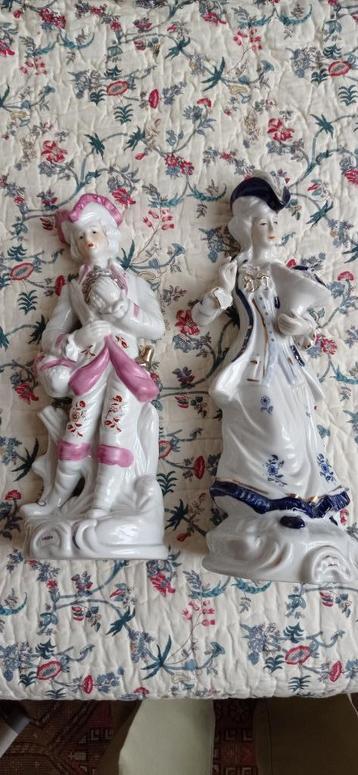 Deux belles statuelles en faïence (couple) beschikbaar voor biedingen