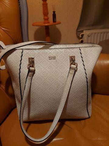 Très beau sac Guess impeccable  beschikbaar voor biedingen