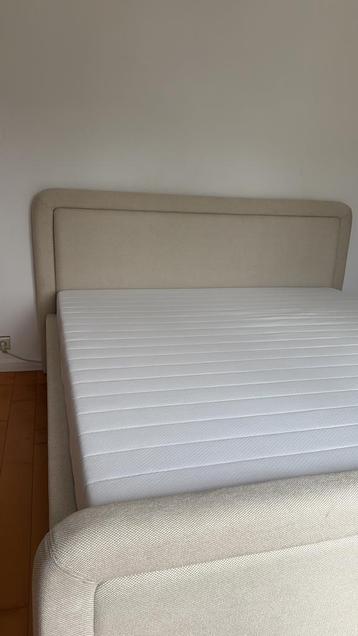 Gloednieuwe stevige matras beschikbaar voor biedingen