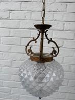 hanglamp met gedecoreerd messing frame en glazen kap, Huis en Inrichting, Lampen | Kroonluchters, Ophalen, Gebruikt
