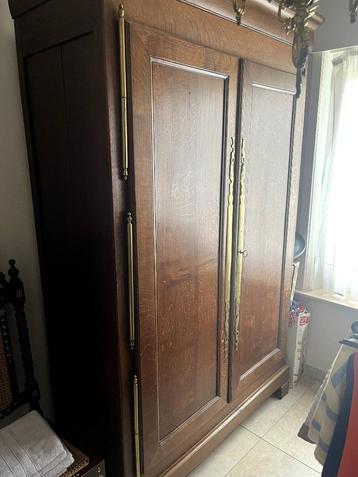 grote klassieke massieve houten kast  beschikbaar voor biedingen