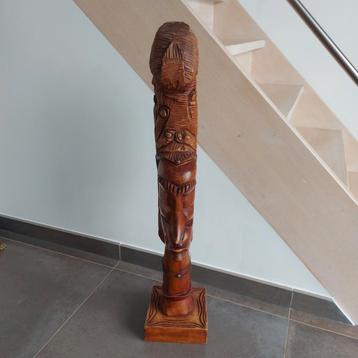 Houten beeld beschikbaar voor biedingen
