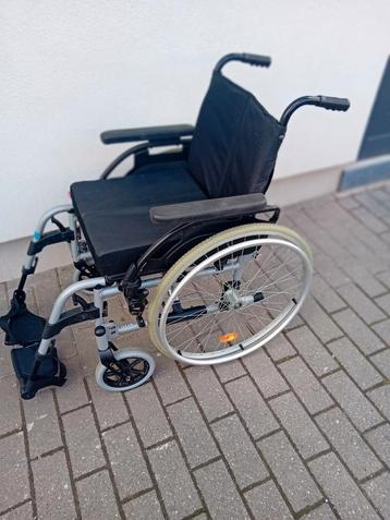 Rolstoel van een onberispelijk merk met remmen Elle est su beschikbaar voor biedingen