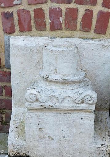 Colonne en platre. Zuil in gips beschikbaar voor biedingen