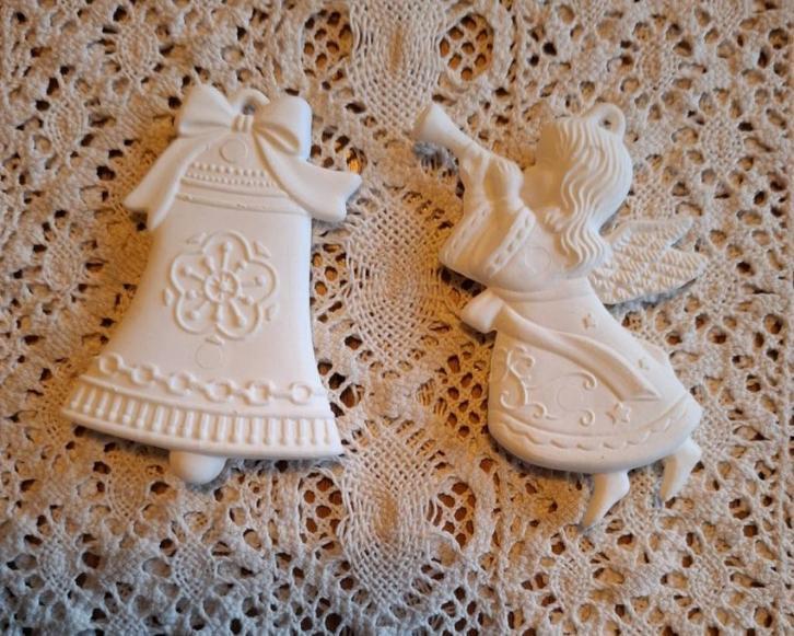 2 Vintage witte kunststof kersthanger, engel, bel  KERST, Diversen, Kerst, Gebruikt, Ophalen of Verzenden