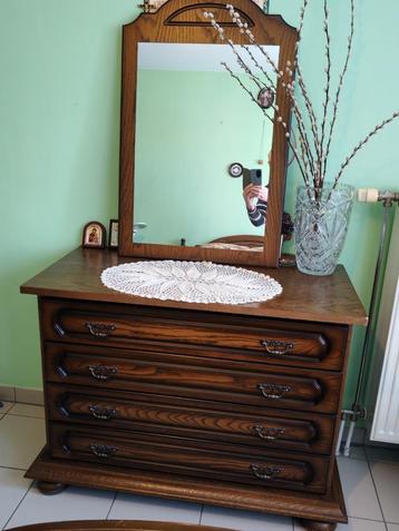 Kaptafel met spiegel beschikbaar voor biedingen