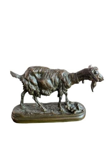 Bronzen geit met groene patina en zijn kop. beschikbaar voor biedingen