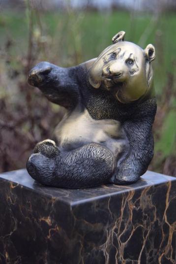 dierlijk brons dat een zittende panda voorstelt