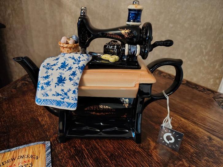 theepot in de vorm van een naaimachine, van Paul Cardew, Antiek en Kunst, Antiek | Keramiek en Aardewerk, Ophalen