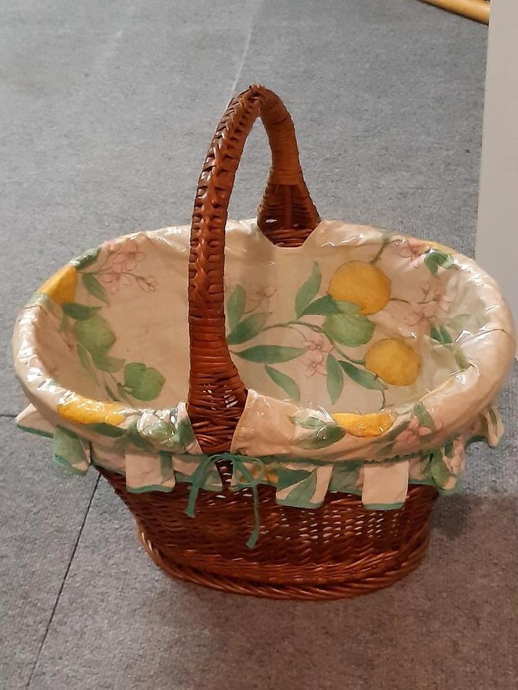 Rieten korf, Huis en Inrichting, Woonaccessoires | Schalen en Manden, Zo goed als nieuw, Riet, Ophalen