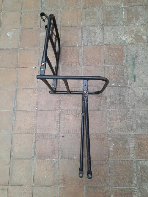 RIETEN MANDJE MET METALEN DRAGER, Fietsen en Brommers, Fietsaccessoires | Bagagedragers, Gebruikt, Ophalen