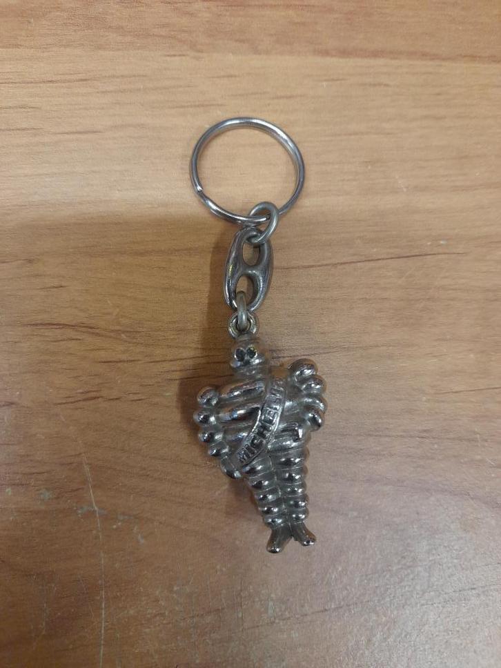 Oude metalen sleutelhanger van Michelin, Verzamelen, Sleutelhangers, Gebruikt, Overige typen, Verzenden