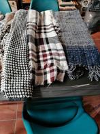 Lot foulards et écharpes 33 pièces, Vêtements | Femmes, Bonnets, Écharpes & Gants, Enlèvement ou Envoi, Comme neuf