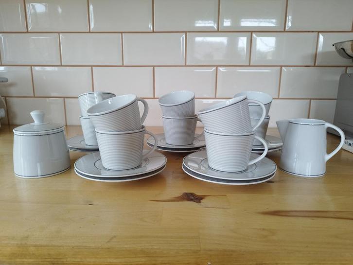 service à café porcelaine fine, Verzamelen, Porselein, Kristal en Bestek, Zo goed als nieuw, Kop en/of schotel, Porselein, Ophalen