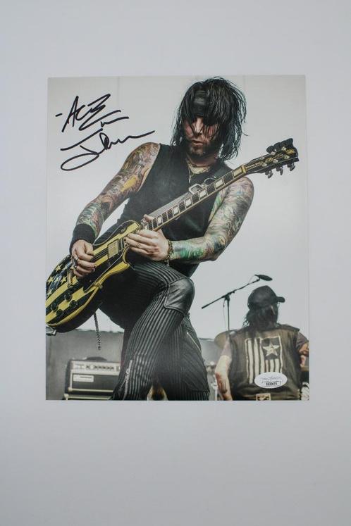 Handtekening Ace Von Johnson - Gitarist van L.A. Guns, Verzamelen, Muziek, Artiesten en Beroemdheden, Zo goed als nieuw, Foto of Kaart