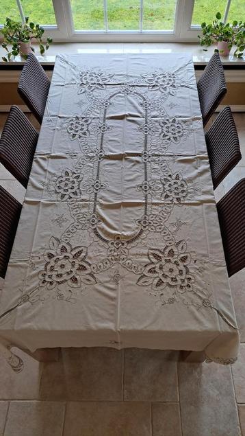 Geborduurd tafelkleed 2,60m x 1, 65m + 12 servetten beschikbaar voor biedingen