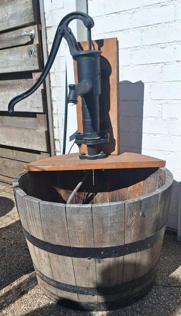 Ton met handpomp beschikbaar voor biedingen