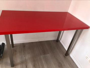 Rode toffe bureau beschikbaar voor biedingen