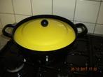 Zwart kookkastrol met deksel, Ophalen