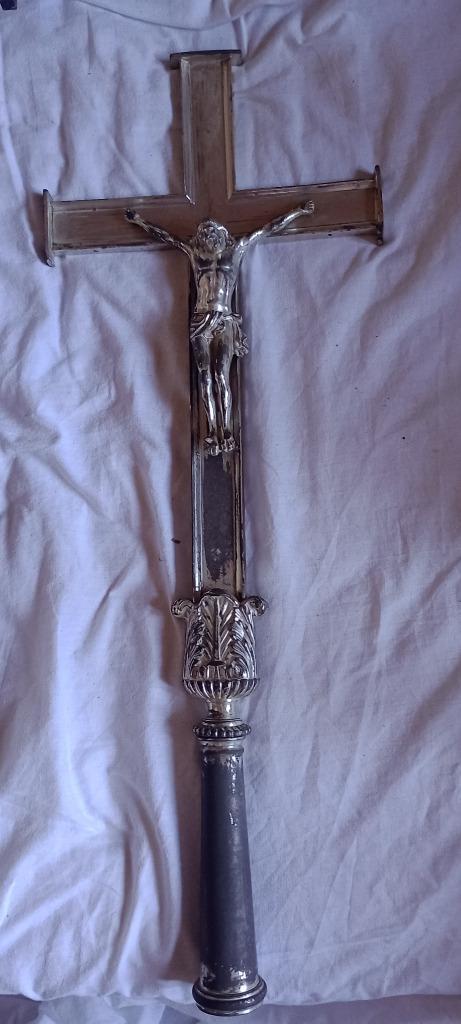 crucifix métal à manche 63x24x4, Antiquités & Art, Antiquités | Objets religieux, Enlèvement ou Envoi