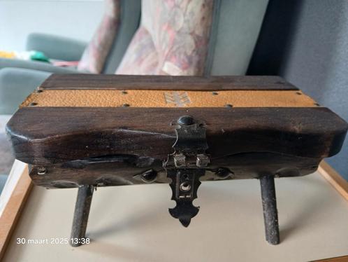 Klein koffertje op 4 pootjes (juwelen kistje ) Massief hout., Huis en Inrichting, Woonaccessoires | Kisten, Zo goed als nieuw