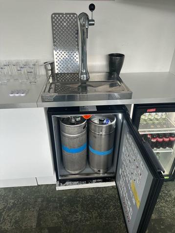 bier tapkast met dubbele biervaten en spoelbak beschikbaar voor biedingen