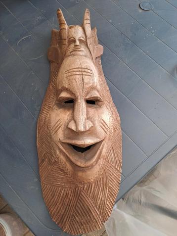 Afrikaans houten masker. Houtsnijwerk beschikbaar voor biedingen