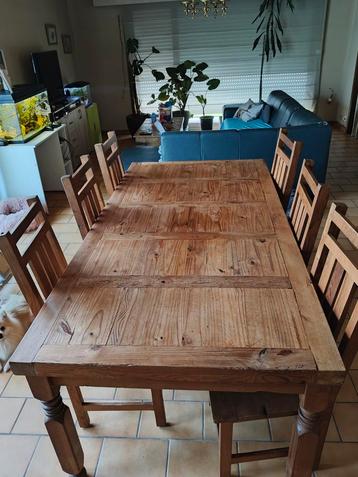 Te koop eettafel met 6 stoelen en 2 dressoirs en beeldjes beschikbaar voor biedingen