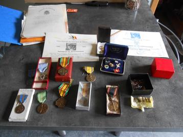 WW2 lot de médailles et diminutifs et documents  beschikbaar voor biedingen
