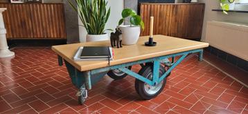 Unieke handgemaakte industriële salontafel beschikbaar voor biedingen