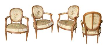 Louis XVI cabrioletfauteuils in zijden lampen beschikbaar voor biedingen