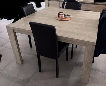 Kast, tafel en 6 stoelen beschikbaar voor biedingen