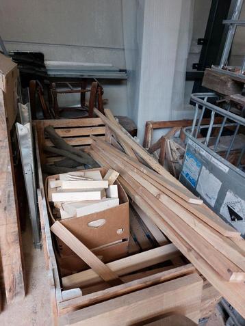 Zuiver afvalhout uit schijnwerkerij beschikbaar voor biedingen