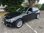 Prachtige BMW 118 i 2017 benzine AUTOMAAT met Garantie., Auto's, Zwart, Bedrijf, 3 cilinders, USB