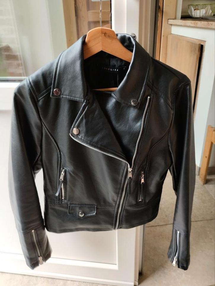 Zwart jasje in imitatie leder., Kleding | Dames, Jasjes, Kostuums en Pakken, Zo goed als nieuw, Jasje, Maat 38/40 (M), Zwart, Ophalen of Verzenden