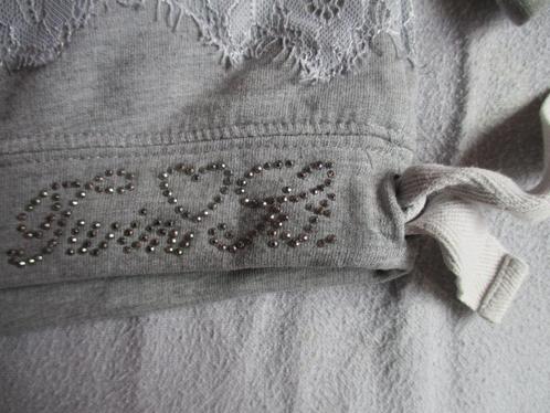 grijze sweater met kant twinset maat 128, Kinderen en Baby's, Kinderkleding | Maat 128, Zo goed als nieuw, Meisje, Trui of Vest
