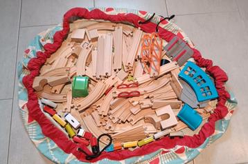 Grote houten treinset beschikbaar voor biedingen