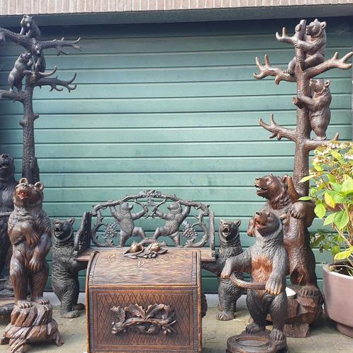 Gezocht aparte stukken black forest of zwarte woud snijwetk, Antiek en Kunst, Kunst | Beelden en Houtsnijwerken, Ophalen