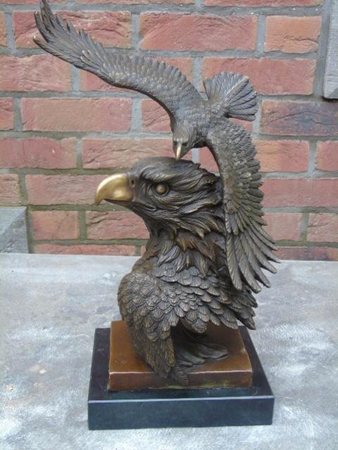 aigle en vol et une tête bronze signé, MILO, Antiquités & Art, Antiquités | Bronze & Cuivre, Bronze, Enlèvement ou Envoi