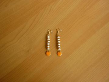 Lange goudkleurige oorbellen met wit oranje stenen plaatjes