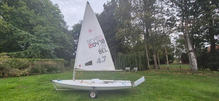 Laser zeilboot 4.7 en standaard getuigd, Watersport en Boten, Open zeilboten, Gebruikt, Laser, 3 tot 6 meter, Polyester, Geen motor