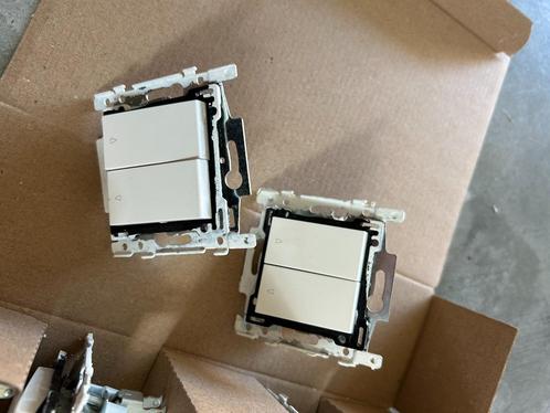 Niko afwerkingsset voor tweevoudige rolluikdrukknop (wit)x12, Doe-het-zelf en Bouw, Elektriciteit en Kabels, Zo goed als nieuw